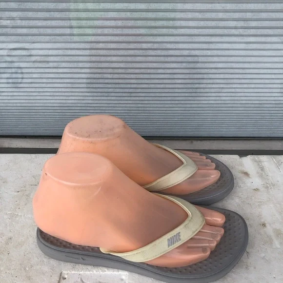 Nike Womens Cream and Gray Flip Flops sandals Size W6 - Picture 4 of 14